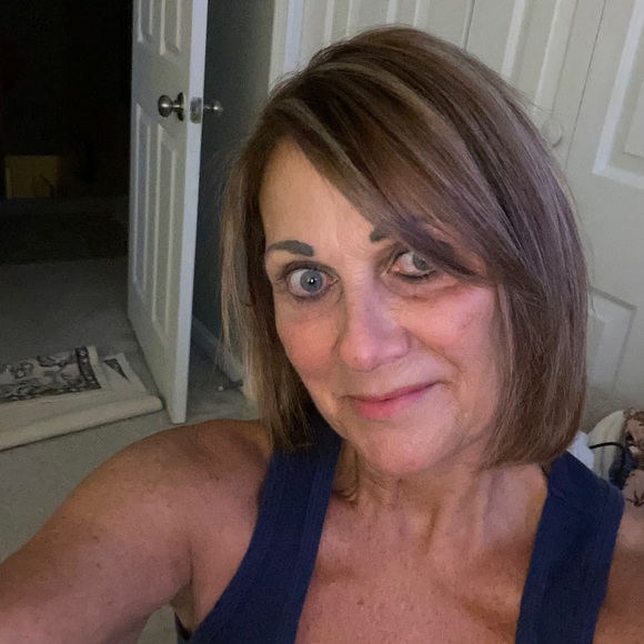 Profile Picture of Lori Fargnoli (@lori552000) on Poshmark