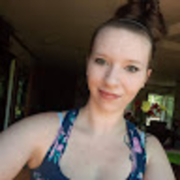 Profile Picture of Ali Updike (@aliupdike) on Poshmark