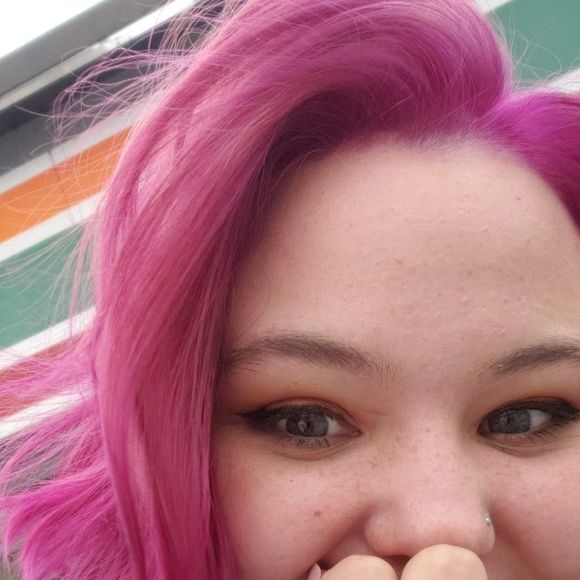 Profile Picture of Corrina Binner (@corrinabinner) on Poshmark