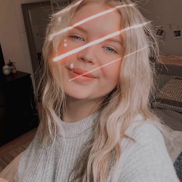 Profile Picture of Hanna Guiney (@hannaguiney) on Poshmark