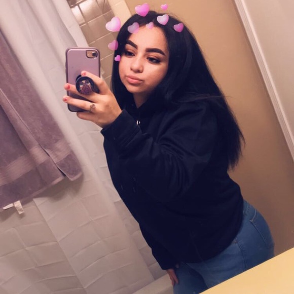 Profile Picture of Melyy Rodiguez (@melyy_r) on Poshmark