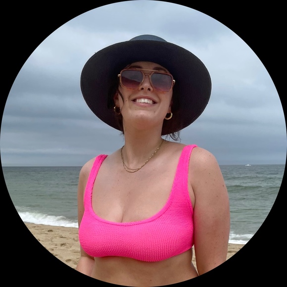 Profile Picture of Julie Belanger (@juliebelanger) on Poshmark
