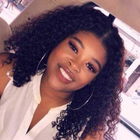 Profile Picture of Stephanie Thomas (@stephaniiiieeee) on Poshmark