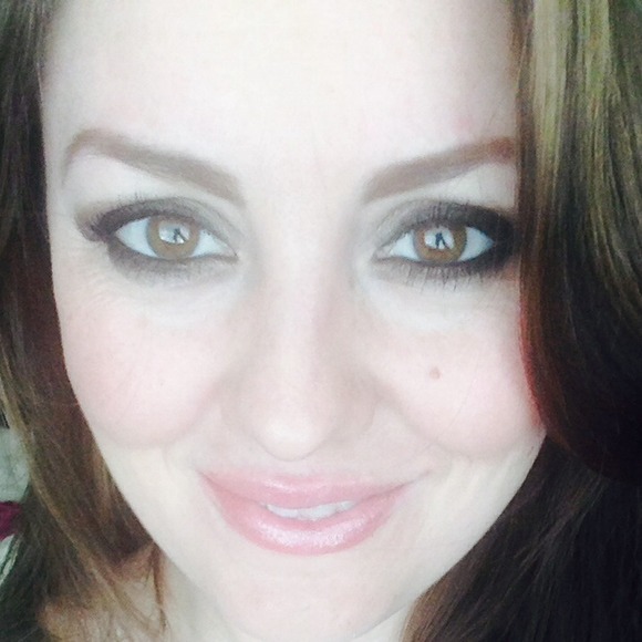 Profile Picture of Amber Howe (@amberhowe80) on Poshmark
