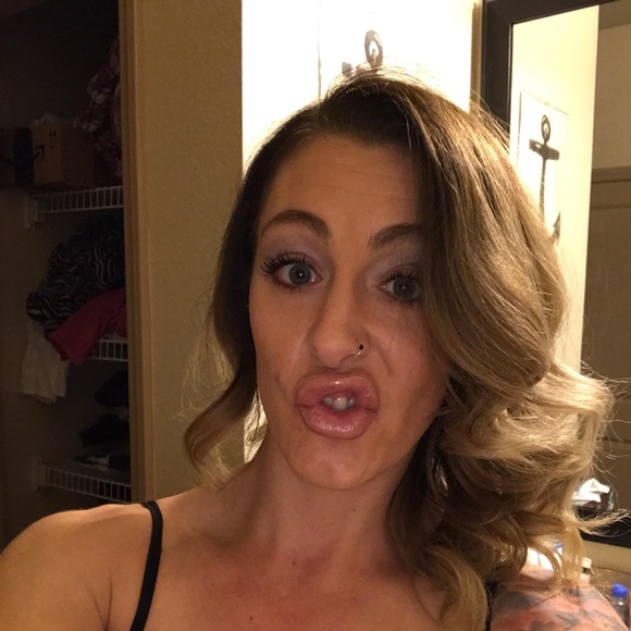 Profile Picture of Samantha Gibbins (@samg0327) on Poshmark