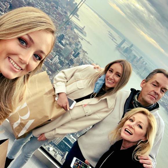 Profile Picture of Suzy Longfield (@longfield28) on Poshmark