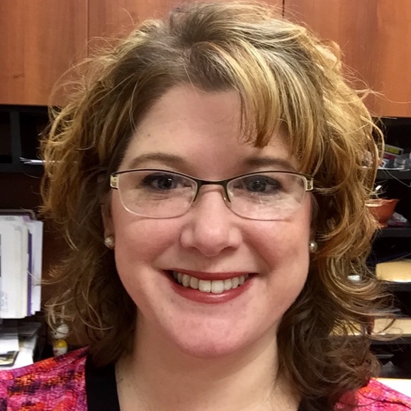 Profile Picture of Natalie Holcomb (@simplyfood4you) on Poshmark