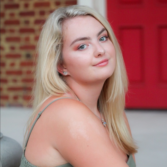 Profile Picture of Sarah Deuso (@sarahdeuso2002) on Poshmark