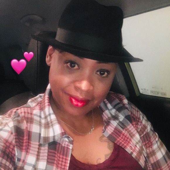 Profile Picture of Angela Laveau (@johnsongenean) on Poshmark