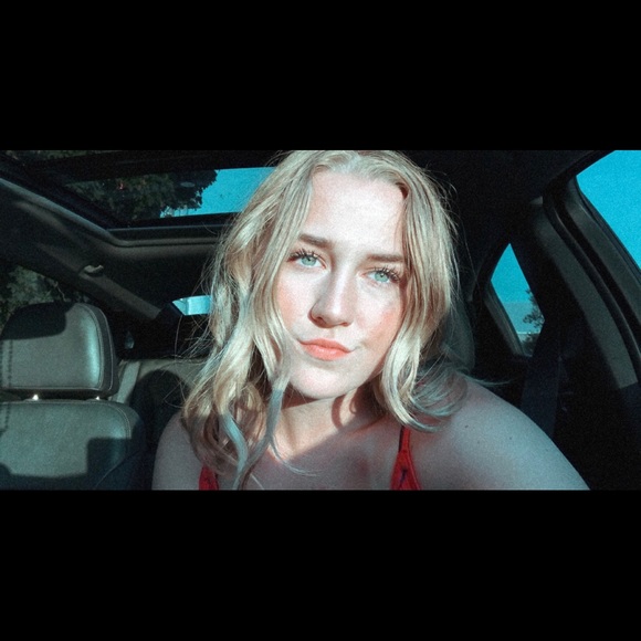 Profile Picture of Joely Dejong (@joelydejong) on Poshmark