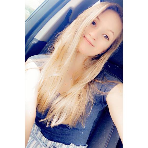 Profile Picture of Erika Simons (@erikaasimonss) on Poshmark