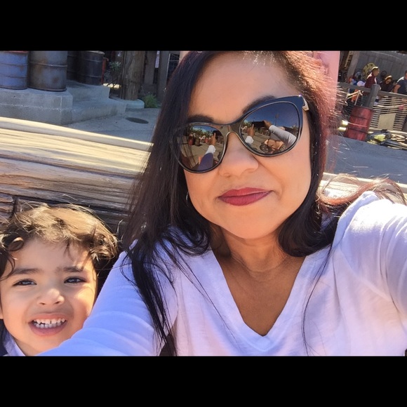 Profile Picture of Lorena Catano (@lcatano75) on Poshmark