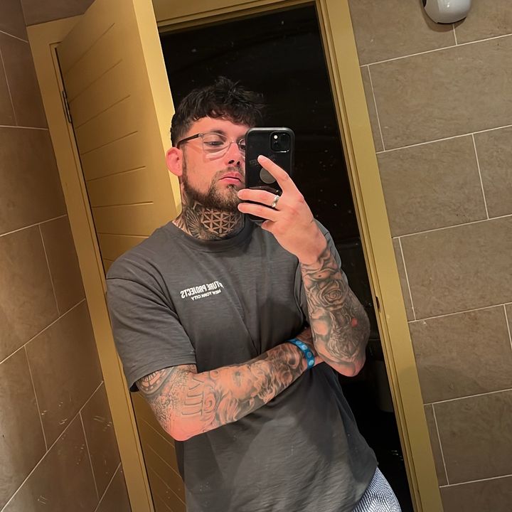 Profile Picture of elliott (@elliotthurst) on Tiktok