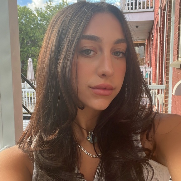 Profile Picture of Alexia Abboud (@carinaabboud) on Poshmark