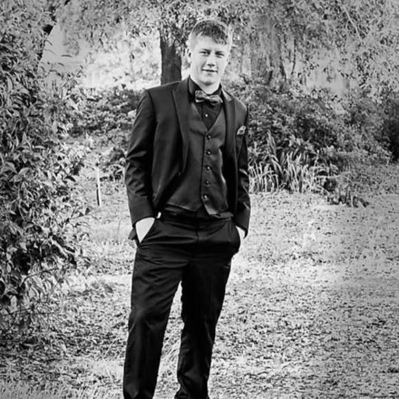 Profile Picture of Austin Roloff (@nitsua13) on Poshmark