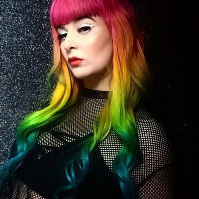 Profile Picture of Lindsay Hart (@LindsBarbie) on Twitter