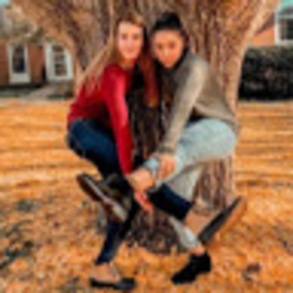 Profile Picture of Anna Okesson (@a_okesson) on Poshmark