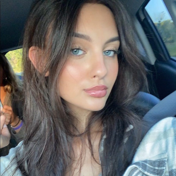Profile Picture of Julia Mullin (@julia_mullin) on Poshmark