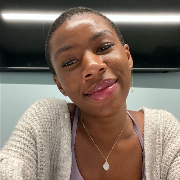 Profile Picture of Maya Lee (@magical_array) on Poshmark