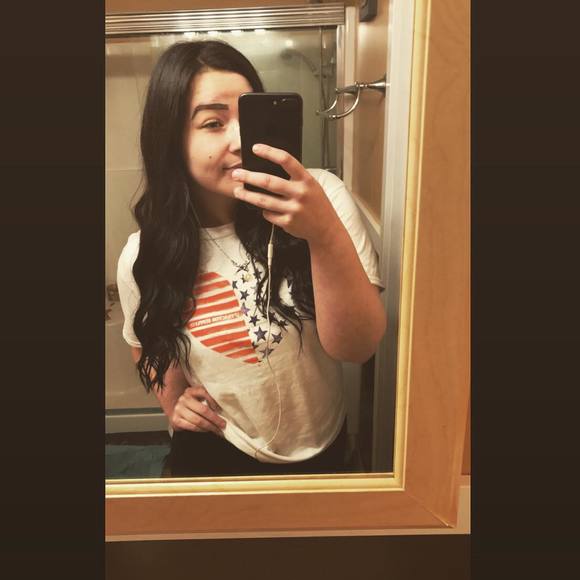 Profile Picture of Kelli Angstrom (@kelliangstrom) on Poshmark