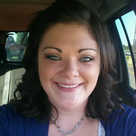 Profile Picture of Carly Ross (@carlyross08) on Poshmark