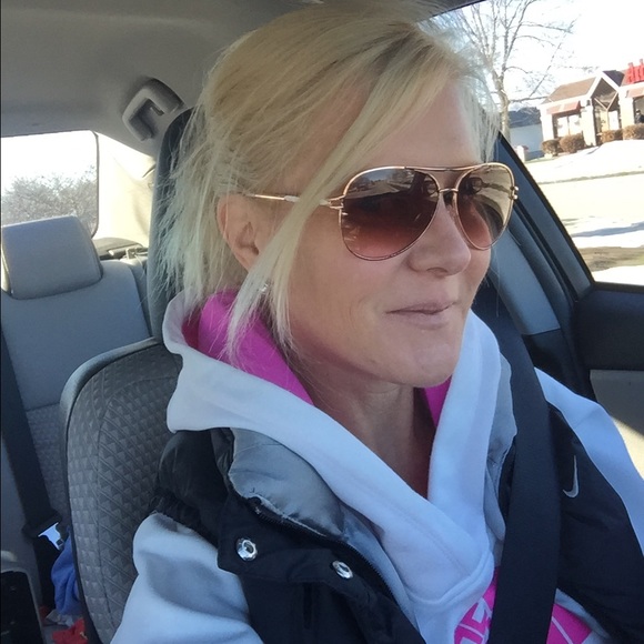 Profile Picture of Jen Todryk (@jtodryk) on Poshmark