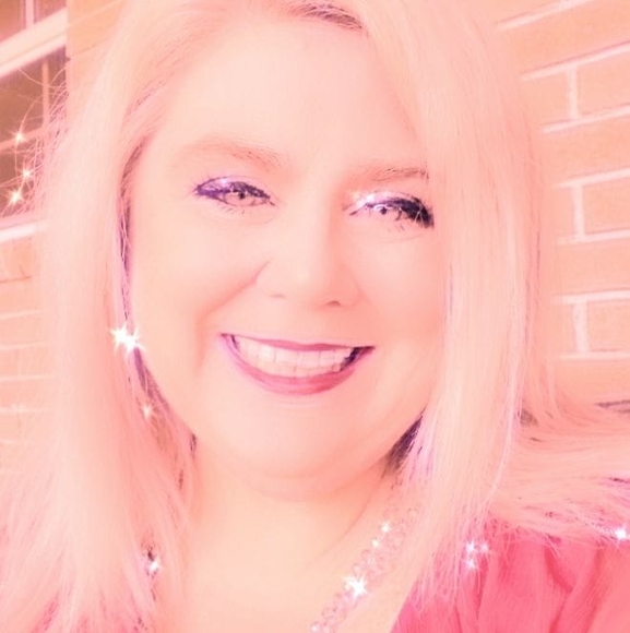 Profile Picture of Vicky Stickell (@vstickell) on Poshmark