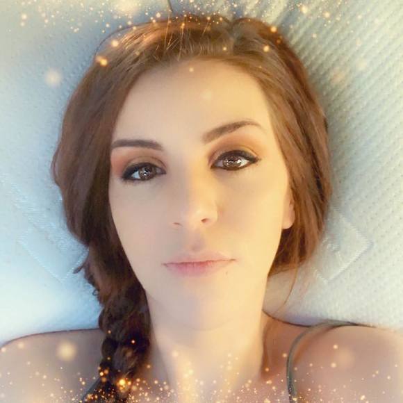 Profile Picture of Decole Shanholtz (@decoleshanholtz) on Poshmark