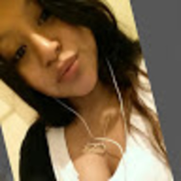 Profile Picture of Helvia Jeronimo (@helvia14) on Poshmark