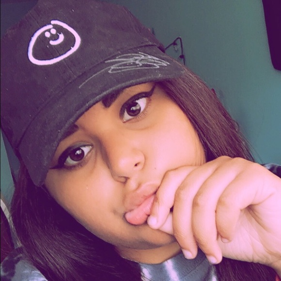 Profile Picture of Kaylee Rae (@kaylovesjoshdun) on Poshmark