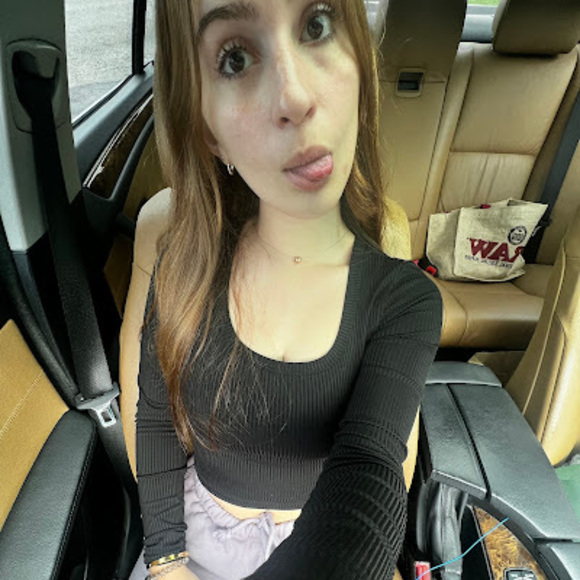 Profile Picture of Juliana Shatzer (@jshatzer123) on Poshmark