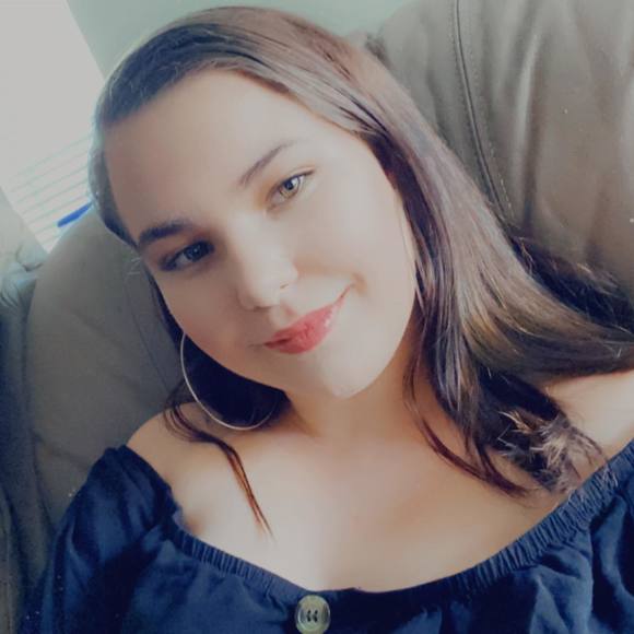 Profile Picture of Desirae Thompson (@desiraethomp593) on Poshmark