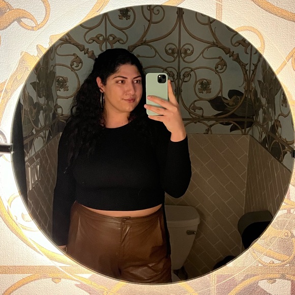 Profile Picture of Natalie Bullata (@natalie2111) on Poshmark