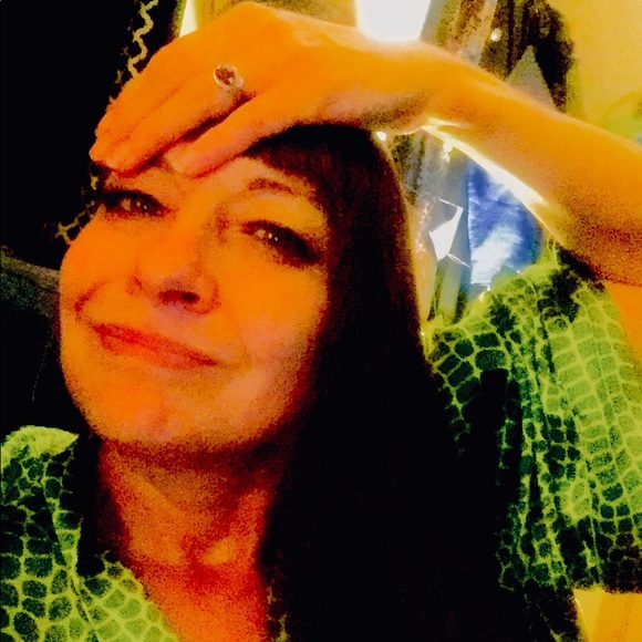 Profile Picture of Julie Hinesley (@hechiblue) on Poshmark