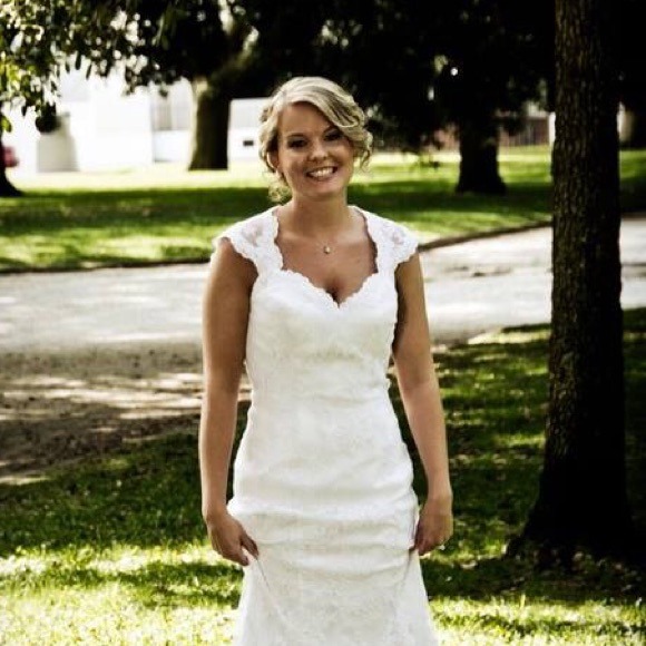 Profile Picture of Dara Pavoni (@dlpavoni) on Poshmark