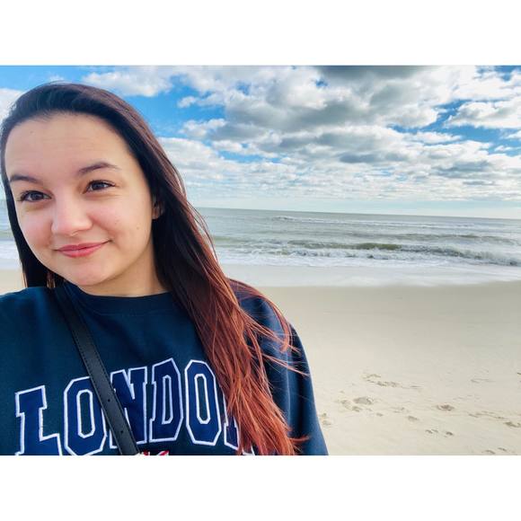 Profile Picture of Daniella Silva (@dsilva995) on Poshmark