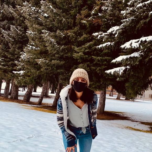 Profile Picture of Allesandra Entzminger (@allyyrosee) on Poshmark