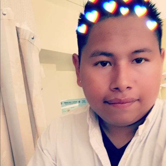 Profile Picture of Leonides Hipolito (@leonides_h) on Poshmark