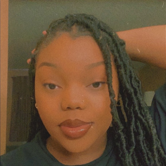 Profile Picture of Michelette Dennis (@itslettyandrea) on Poshmark