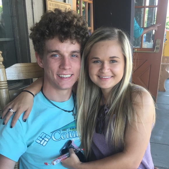 Profile Picture of Kaylee Roberts (@kayleebrynn12) on Poshmark