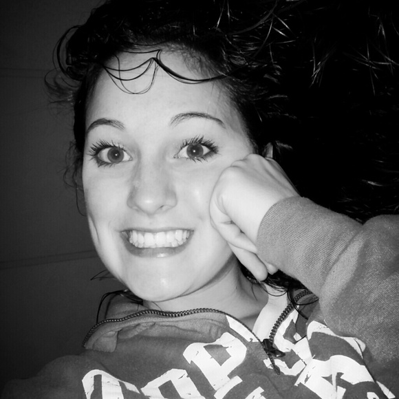 Profile Picture of Kendall Stout (@12kestout) on Poshmark