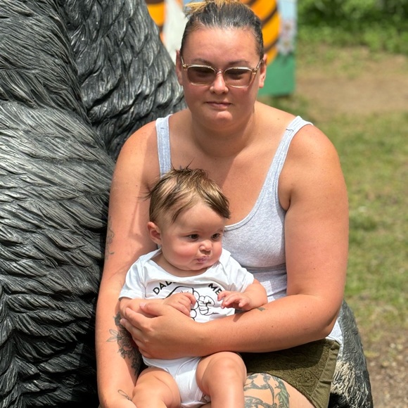 Profile Picture of Ashley Hotrum (@ashleyhotrum) on Poshmark