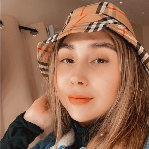 Profile Picture of Lorena Rosillo (@lore21_) on Poshmark