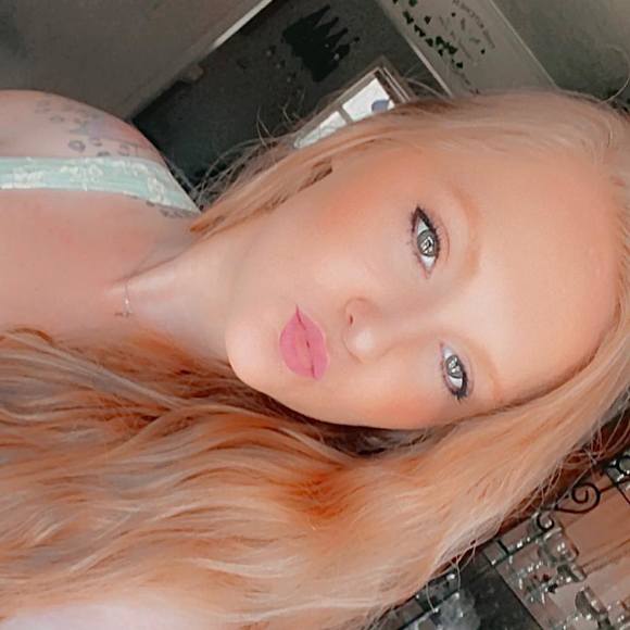 Profile Picture of Ashley Pounders (@apounders91) on Poshmark
