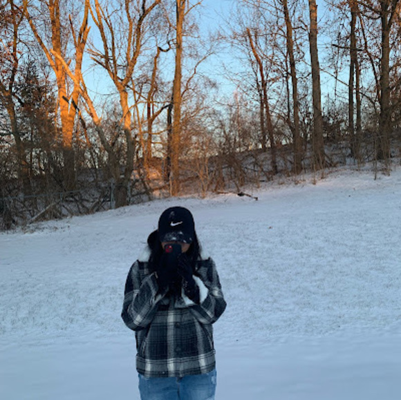 Profile Picture of Juliana Bueno (@julianabueno956) on Poshmark