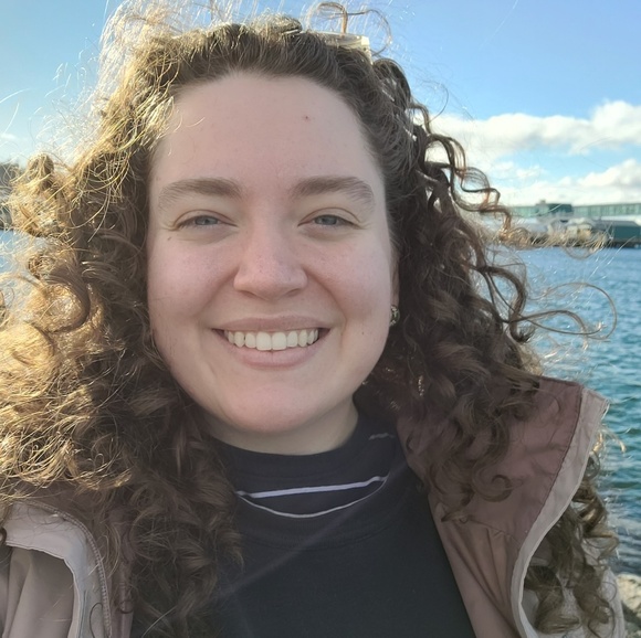 Profile Picture of Hannah Senay (@han_senay) on Poshmark