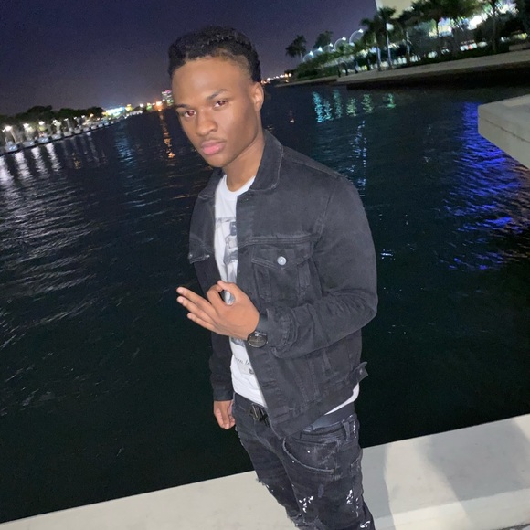 Profile Picture of Kris Nealy (@knealy21) on Poshmark