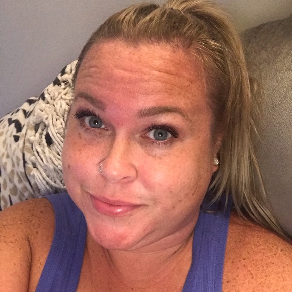 Profile Picture of Ashley Jacobini (@beans21313) on Poshmark