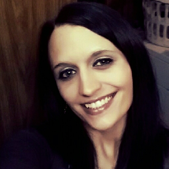 Profile Picture of Kimberly Endsley (@kimberlyemery) on Poshmark