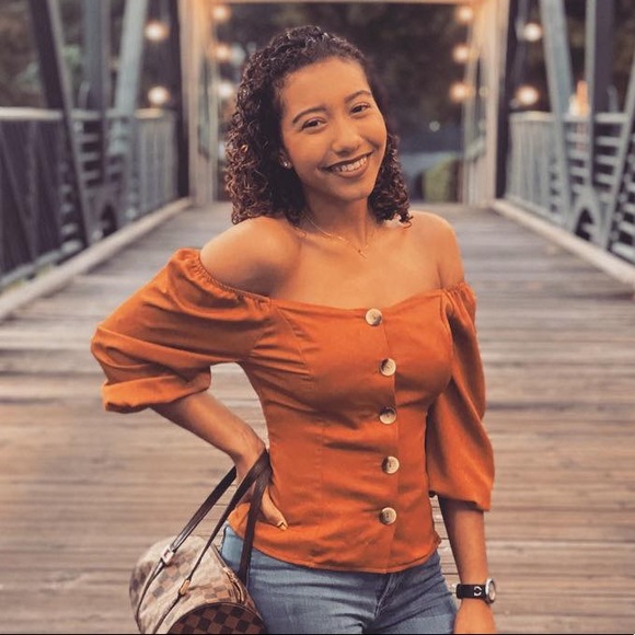 Profile Picture of Crystal Singh (@crystal1868) on Poshmark